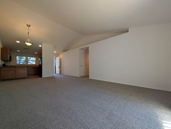 Building Photo - Nice 3-Bedroom, 2-Bath Home In The Thurston Area Of Springfield!