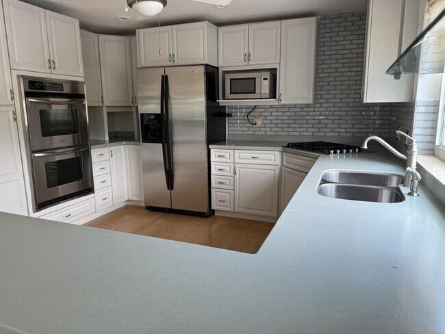 Building Photo - 8771 Bay Pointe Dr