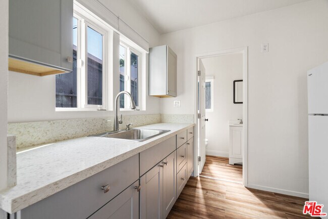 Building Photo - 932 1/2 California Ave