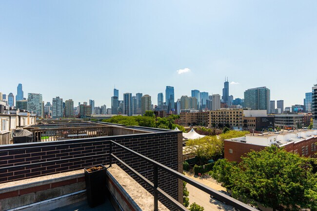 Building Photo - 840 W Erie St