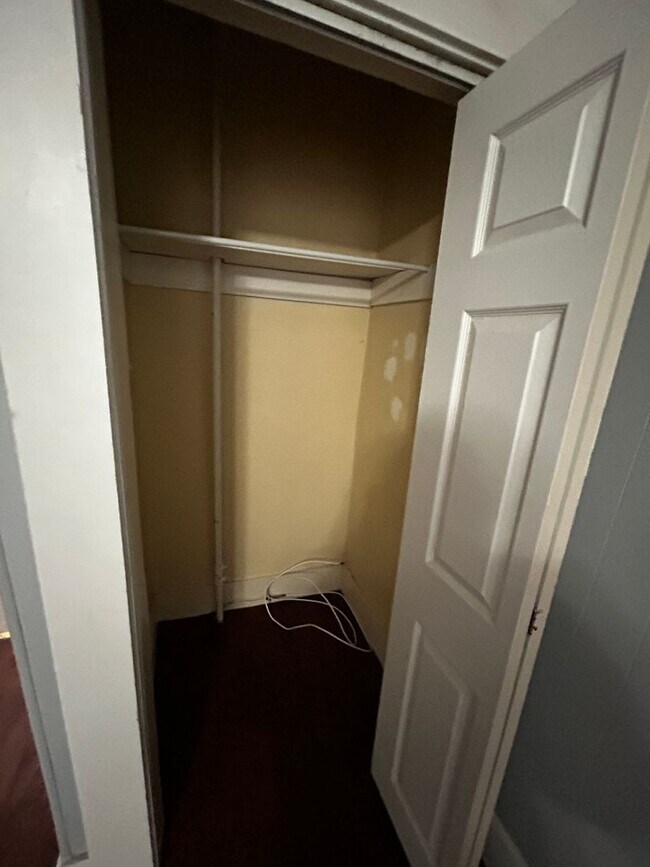 Building Photo - MOVE IN READY! $1400 - Studio / 1 Bath Apartment in Downtown Manchester with All Utilities Included