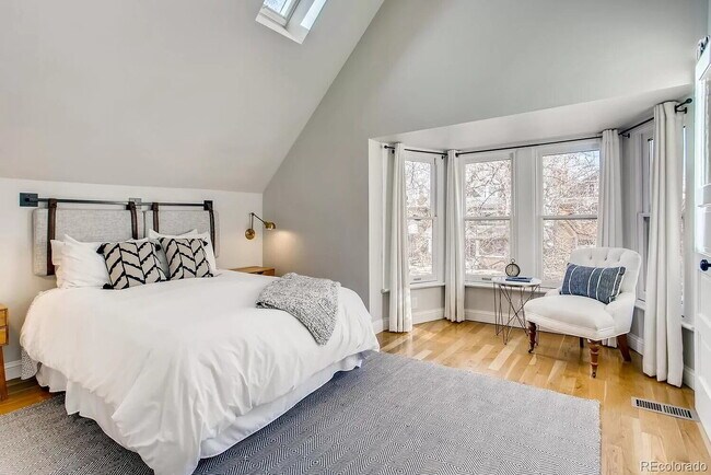 Building Photo - "Charming 4-Bed Oasis with 2.5 Baths in the Heart of Denver!"