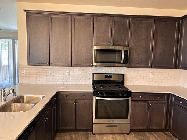 Building Photo - Beautiful home for rent in gated community in Visalia