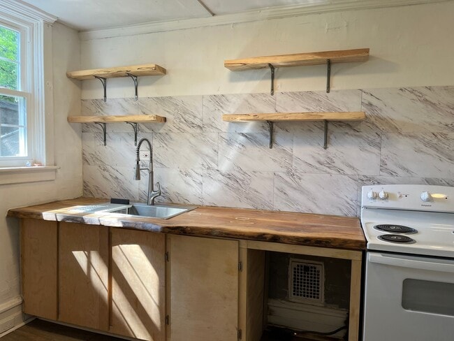 Building Photo - 3 Bedroom 1 Bath Home with Backyard & Off-...