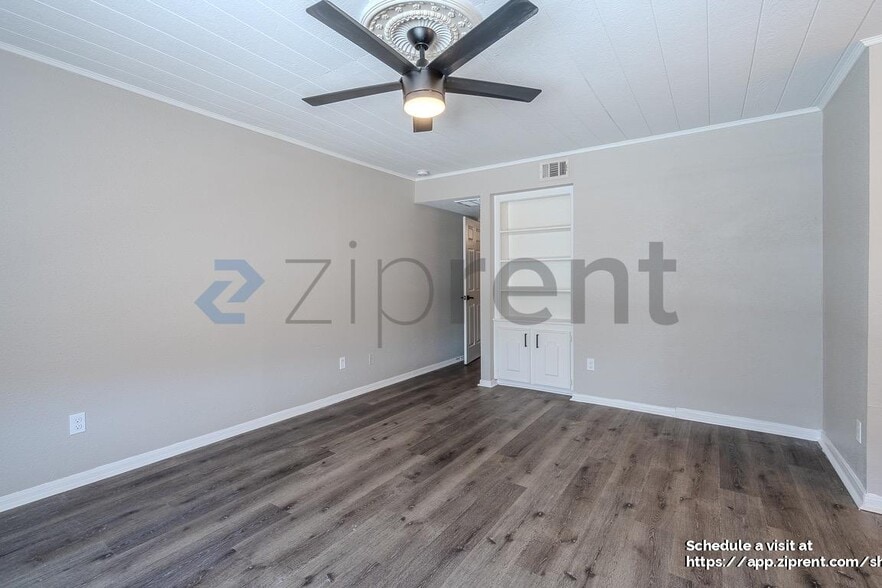 Building Photo - 2052 Lakeside Dr