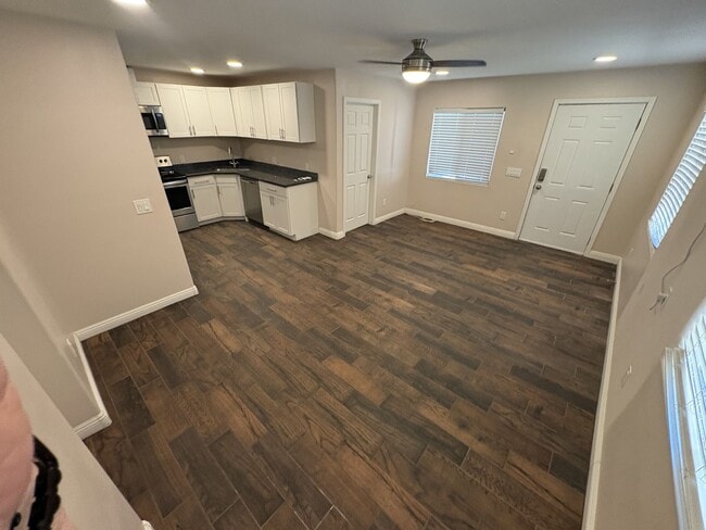 Building Photo - Central location - unit in cozy 4 plex setting with off street parking