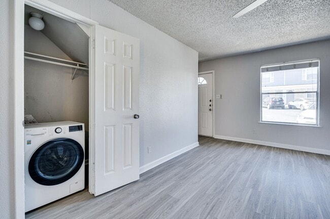 Building Photo - Broker Spoke - South Lamar - Affordable 2/...