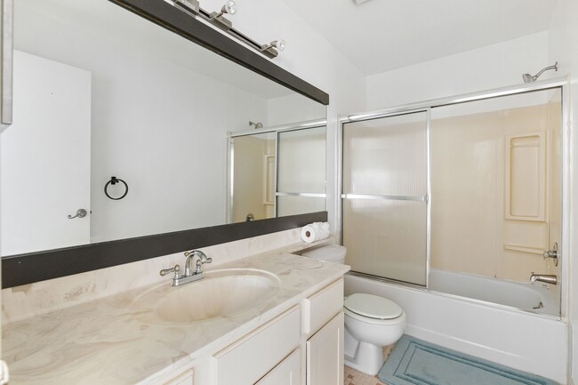 Building Photo - 5033 Beech Ct