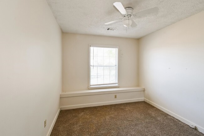 Building Photo - 6661 Collins Way Cove