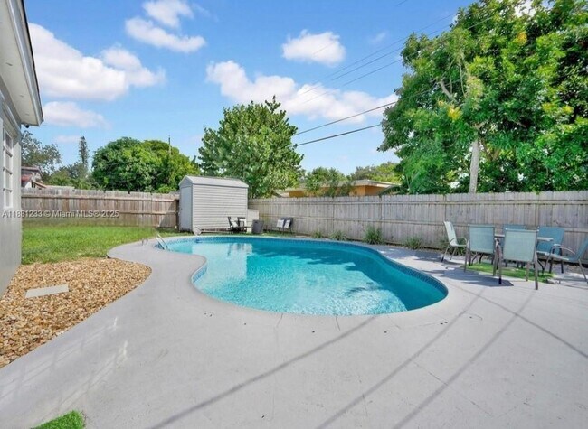 Building Photo - 6930 SW 12th St