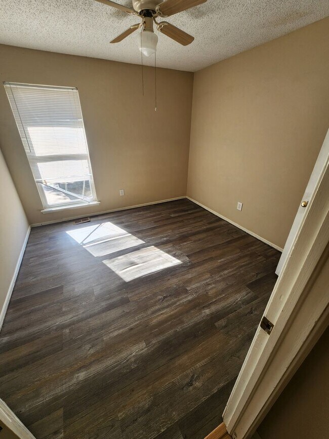 Building Photo - Nice 3/2/2 home on edge of town with easy access to highways