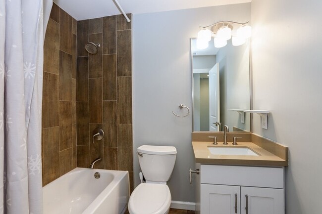 Building Photo - 4 Bed / 2 Bath Updated Redwood City Home w...