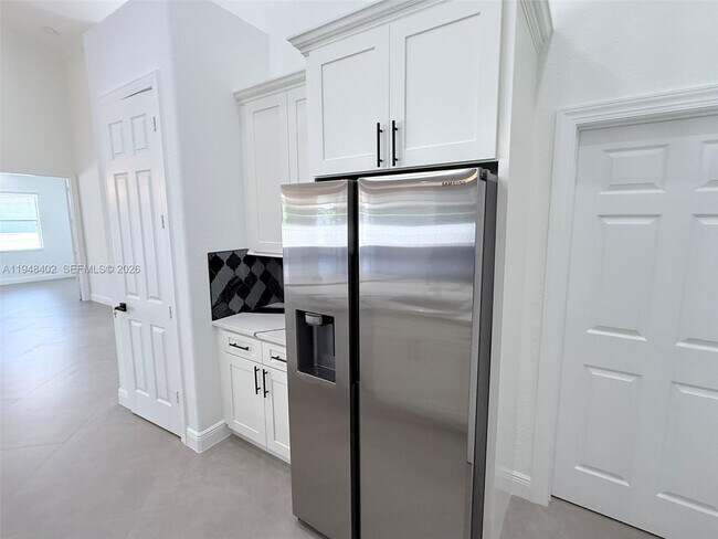 Building Photo - 1749 SW Desert Ave