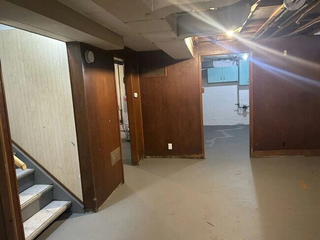 Building Photo - Charming Detroit Bungalow