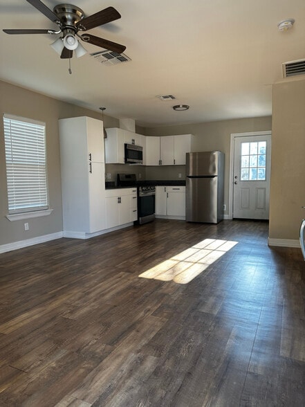 Building Photo - 548 Dixon Dr