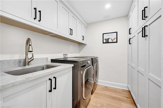 Building Photo - 5850 Pelican Bay Blvd
