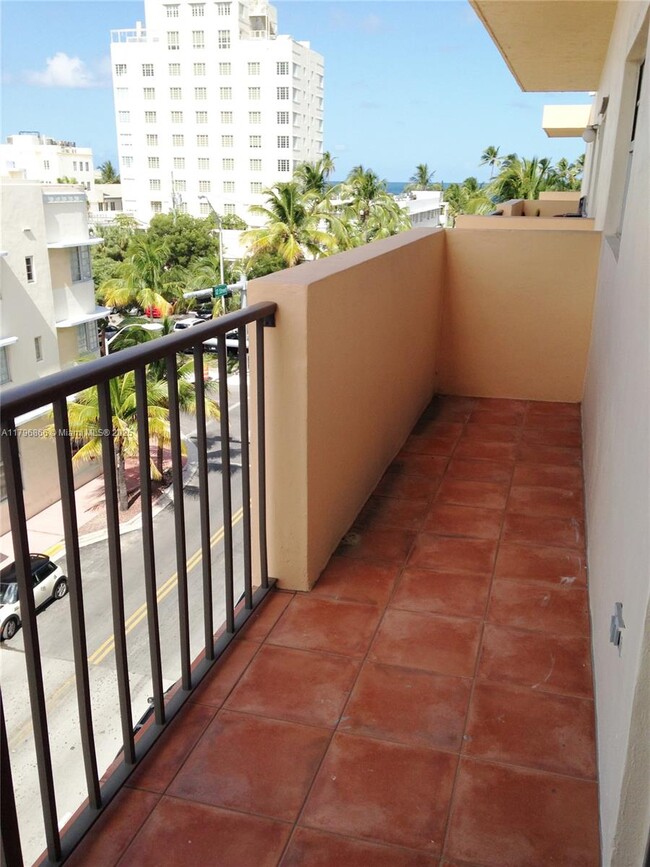 Building Photo - 1150 Collins Ave