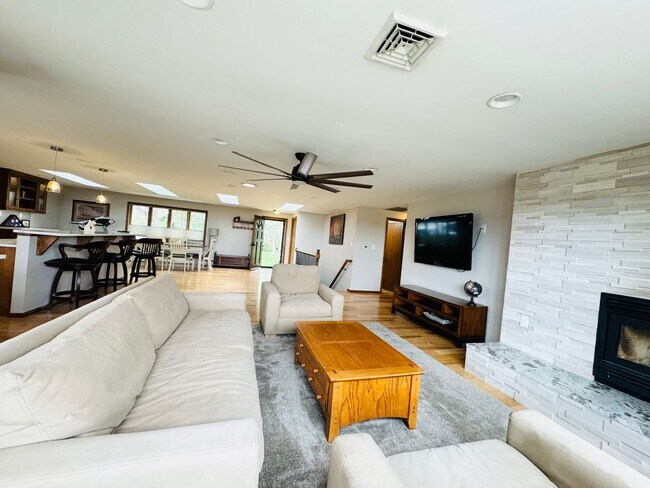 Building Photo - 4 Bedroom 2 Bathroom Home in a Quiet Count...