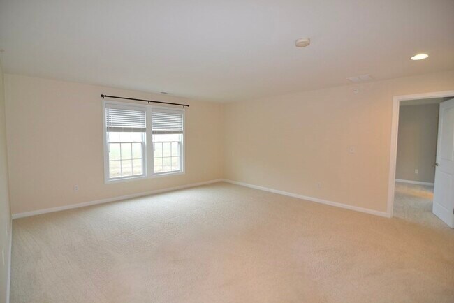 Building Photo - 8 Spicebush Ct