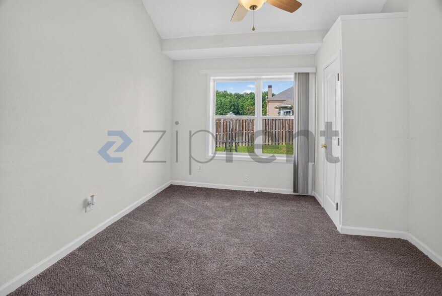 Building Photo - Unit