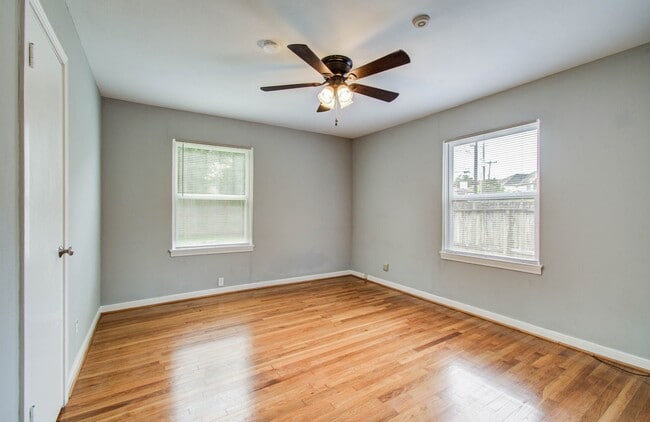 Building Photo - 5519 Huisache St