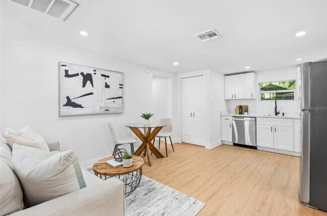 Building Photo - Modern 2-Bedroom Duplex w/ BRAND NEW Washer & Dryer – Quiet, Safe Area in Seminole Heights