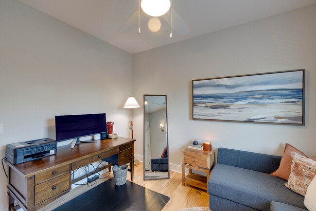 Building Photo - 615 E 33rd St