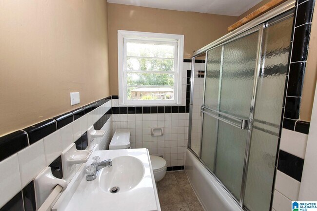 Building Photo - 901 28th Ave NE