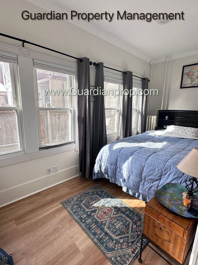 Building Photo - Linden Hills Upper Level Duplex, Sunroom, In Unit Laundry, Dishwasher