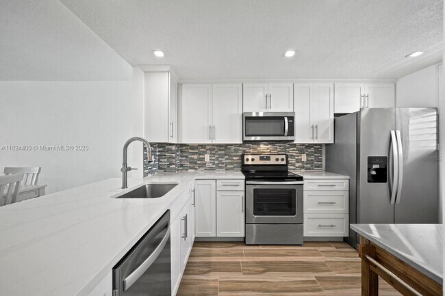 Building Photo - 9940 S Ocean Dr