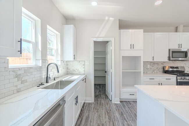 Building Photo - 6814 Champion Ln