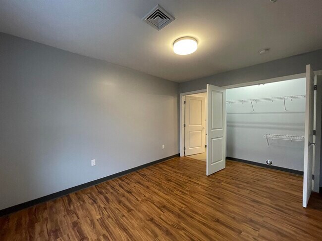 Building Photo - 15 E Ridge Dr