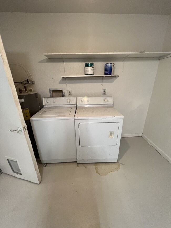 Building Photo - Annual Rental ** Newly Updated 2 Bed / 1.5 Bath Single Family - Tile Floor / Oversized Lanai ** $...