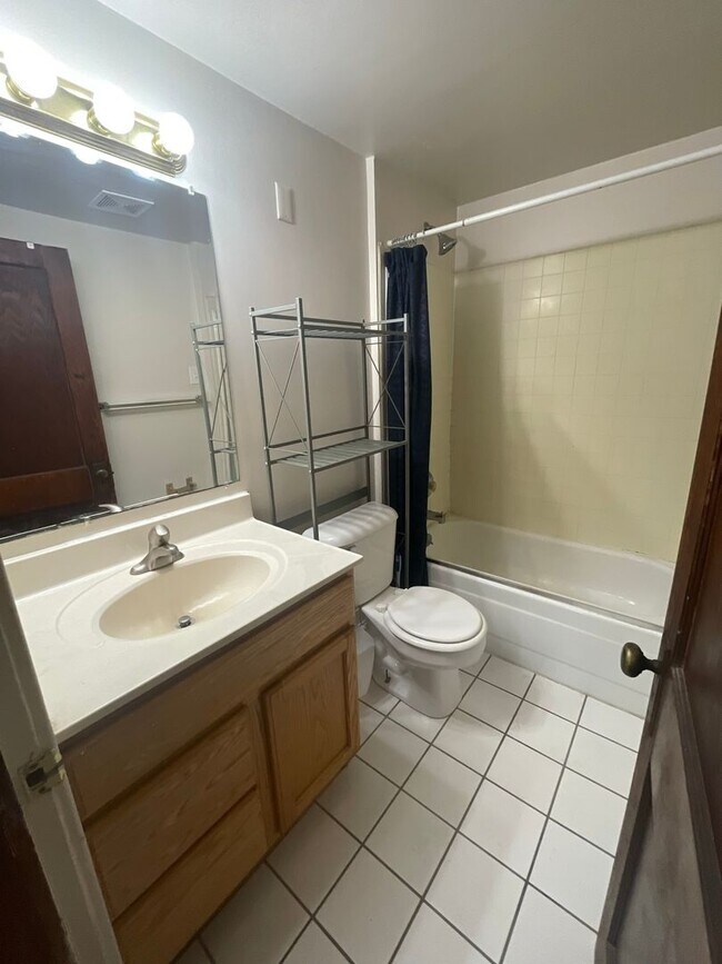 Building Photo - 926 Sylvan Ave