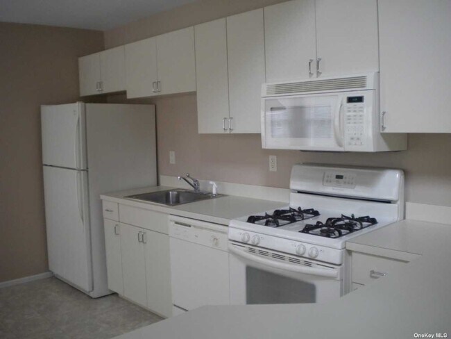 Building Photo - 92 Broadway-