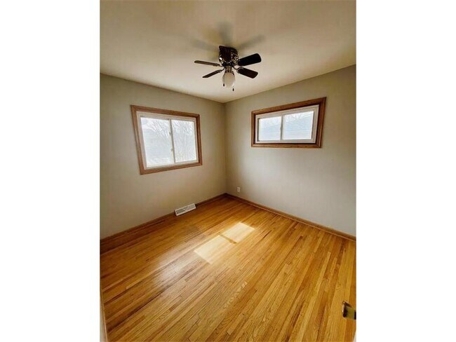 Building Photo - 706 Robinwood Ln
