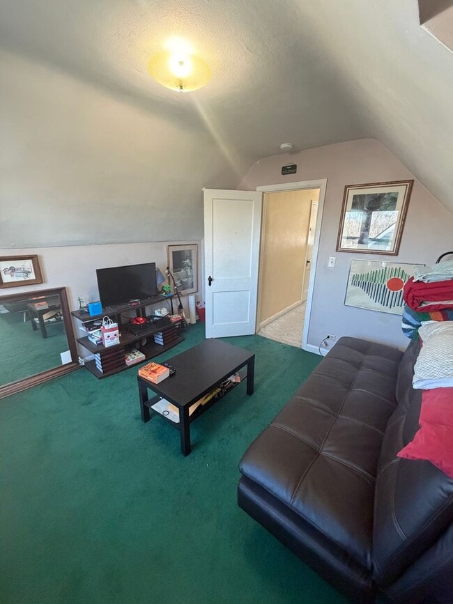 Building Photo - AVAILABLE JUNE -4 Bed, 2 Bath Home with Garage!