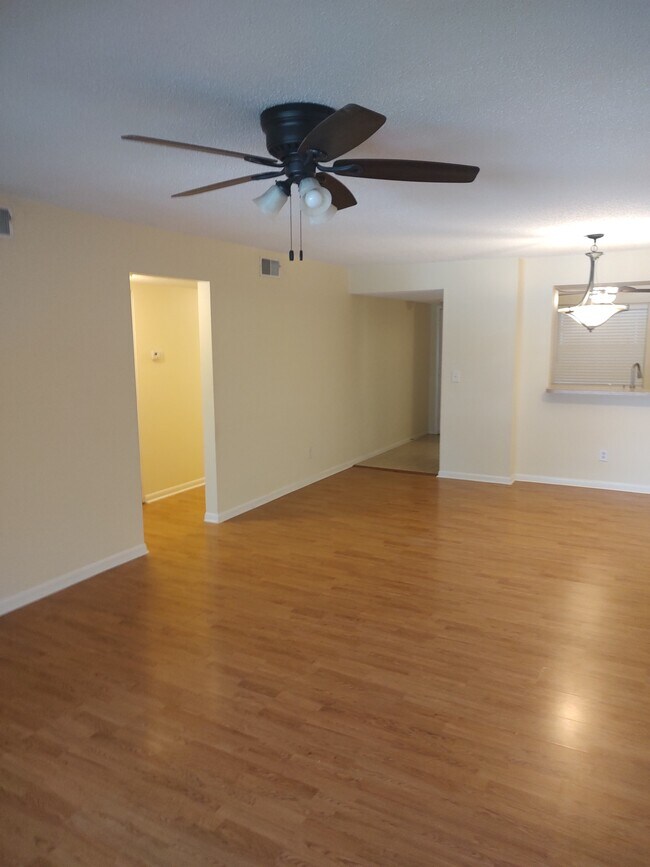 Building Photo - 3399 Mermoor Dr