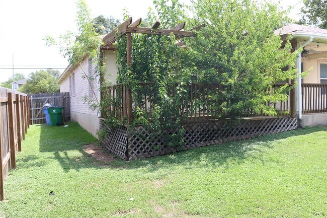 Building Photo - 1811 W Pflugerville Pkwy