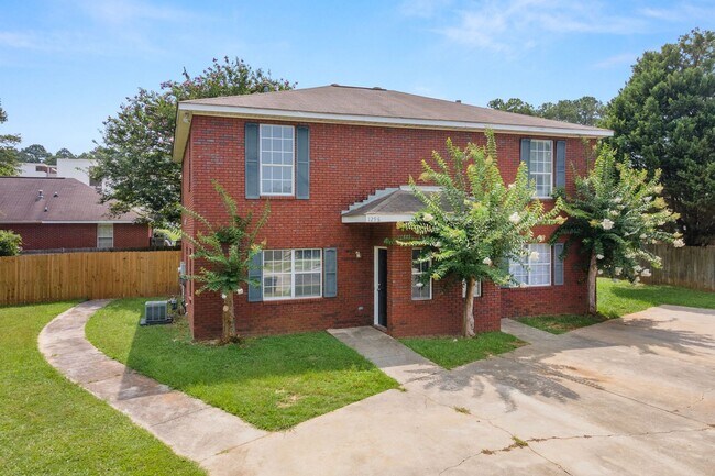 Building Photo - 3-Bed, 3-Bath Duplex Minutes from Auburn Shopping & Dining