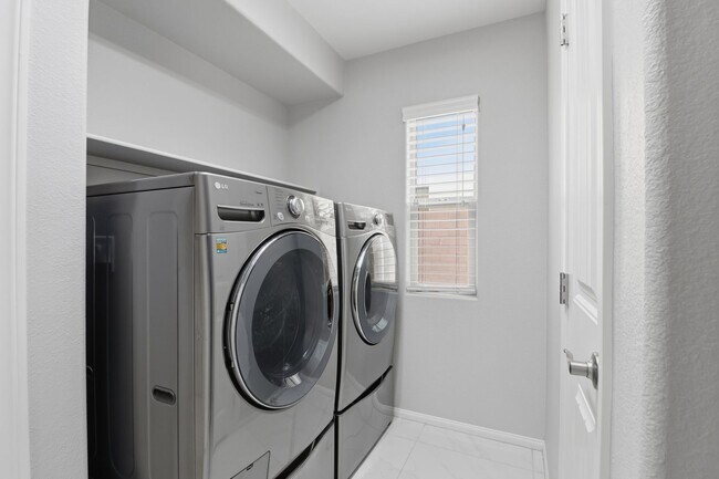 Building Photo - SW!!! Casita!!!! Single Story!!! 4 Bedrooms!!! Gated!!! End or Cut De Sac!!! Community green area...