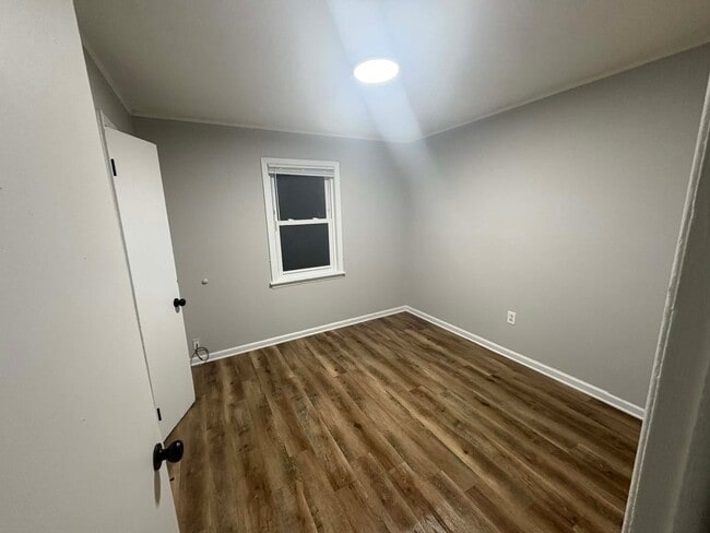 Building Photo - 668 Coach St