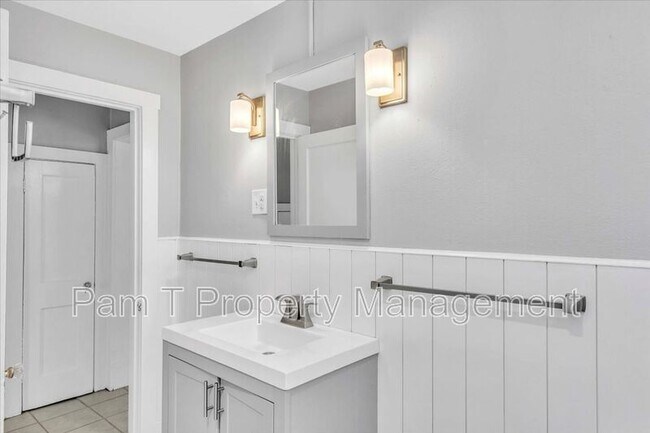 Building Photo - 815 E 32nd St