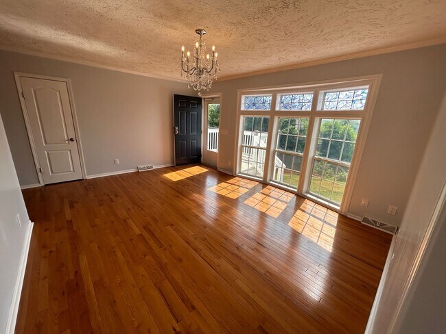 Building Photo - Leicester - Immaculate home on 3/4 acre
