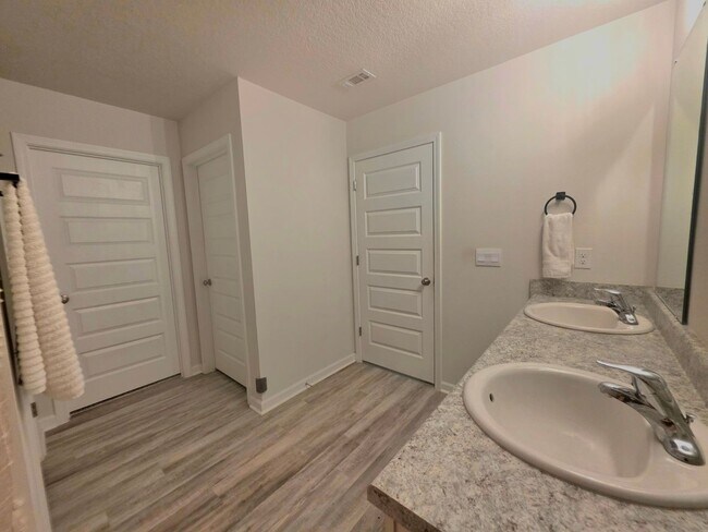 Building Photo - 4375 White Cedar Ct