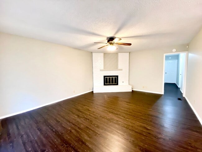 Building Photo - Modern Comfort Meets Prime Location in West Highlands