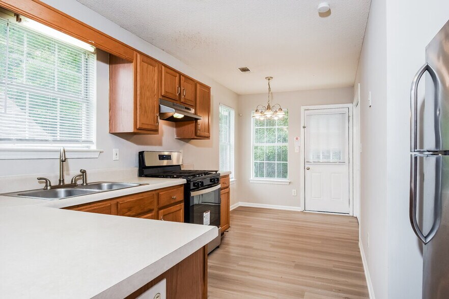 Building Photo - 1560 Wembley Dr
