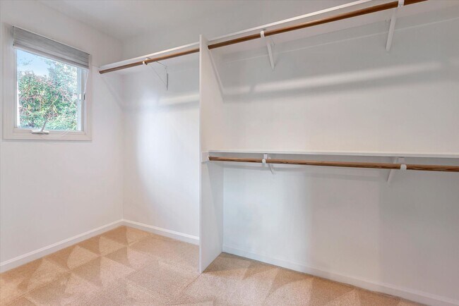 Building Photo - 954 Russell Ave