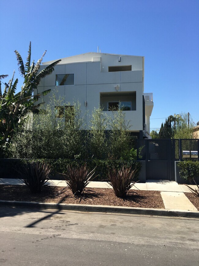 Building Photo - 615 6th Ave