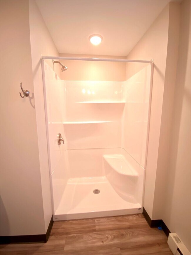Building Photo - Available August 1st - 2 Bed 1 Bath, Bonus...